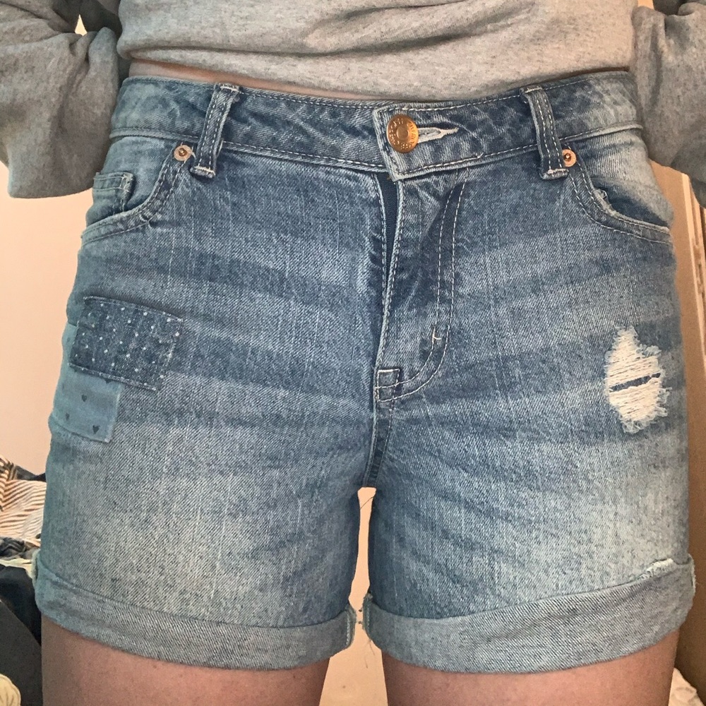 medium wash boyfriend shorts